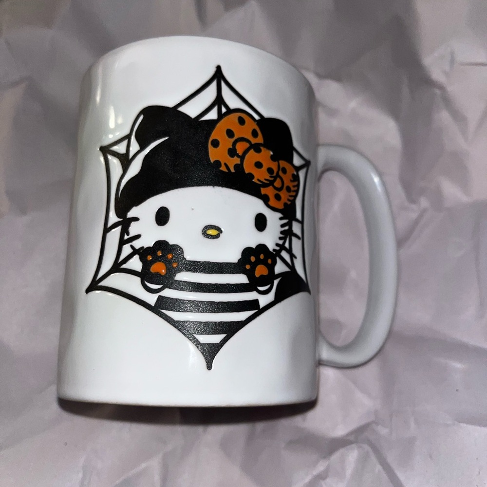 🆕 Sanrio Hello Kitty Black and White Dinnerware